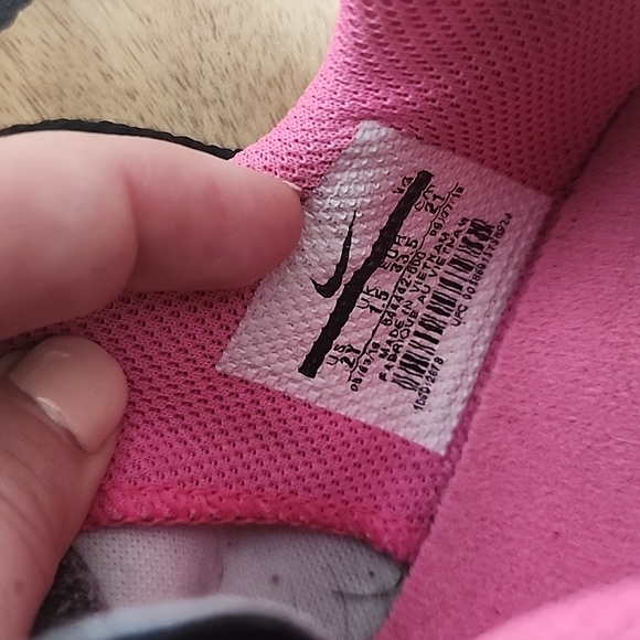 Nike soccer cleats - Picture 3 of 3